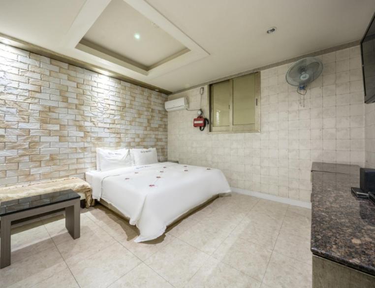 a bedroom with a large white bed in a room at VIP Motel in Tongyeong