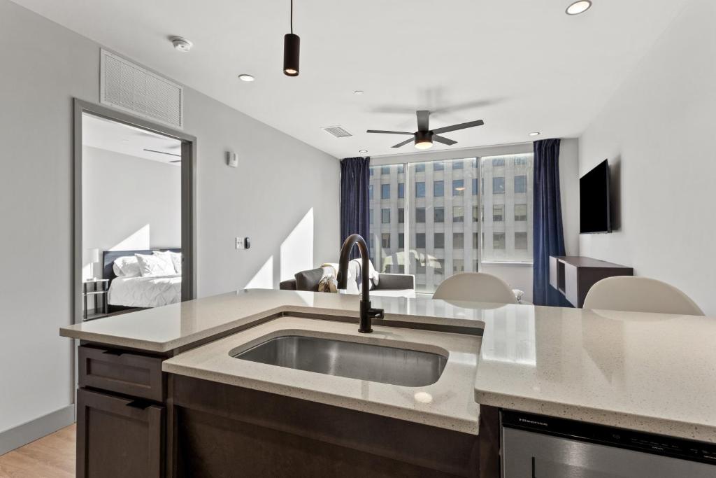 175 LEX - Walkable Downtown Lexington & Rupp Arena - Full Condos - Superior Apartment