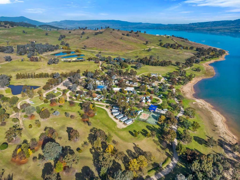 una vista aérea de un complejo en una colina junto a un lago en Lake Hume Holiday Park, en Lake Hume