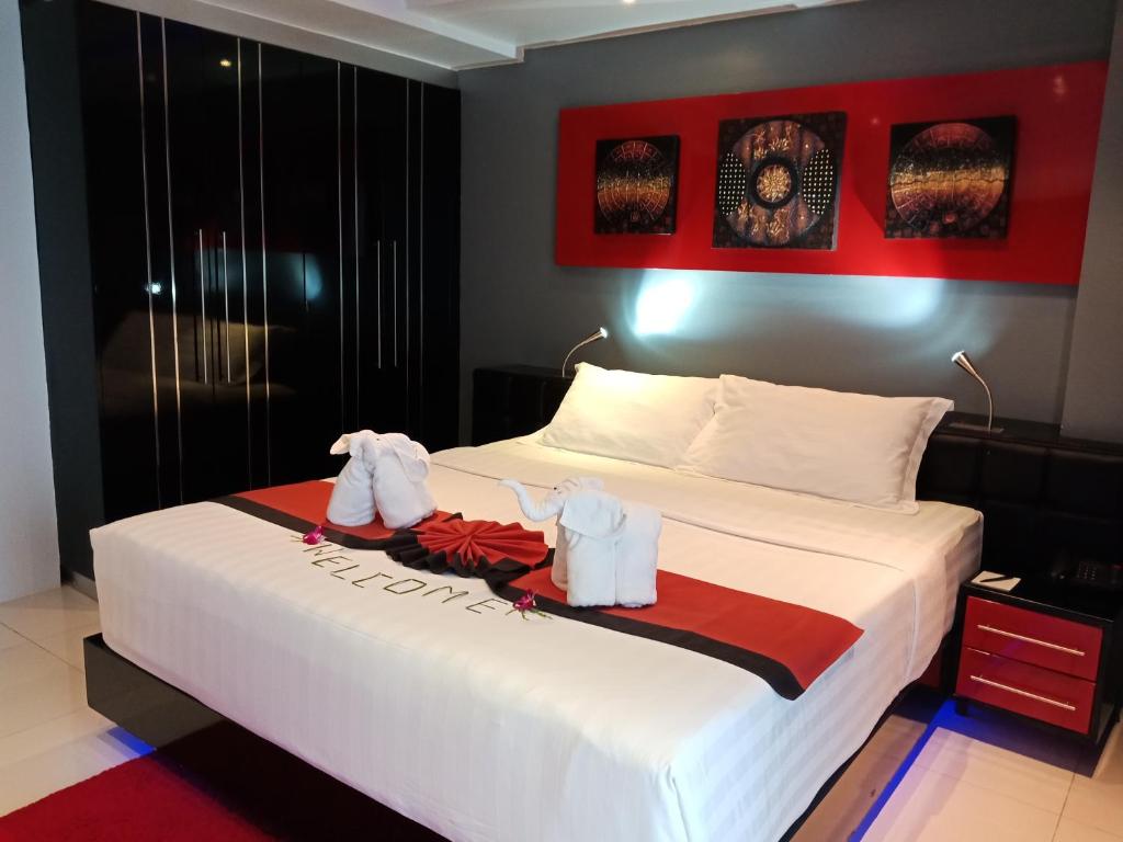 Postel nebo postele na pokoji v ubytování Absolute Bangla Suites