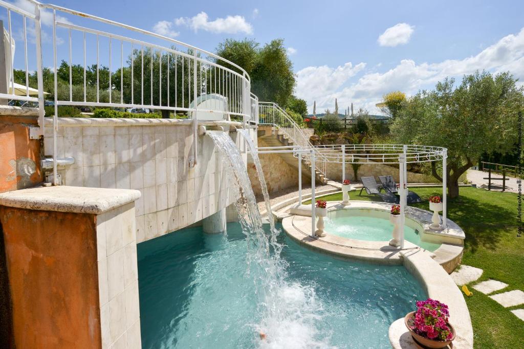 Basen w obiekcie Hotel Saturno Fonte Pura lub w pobliżu