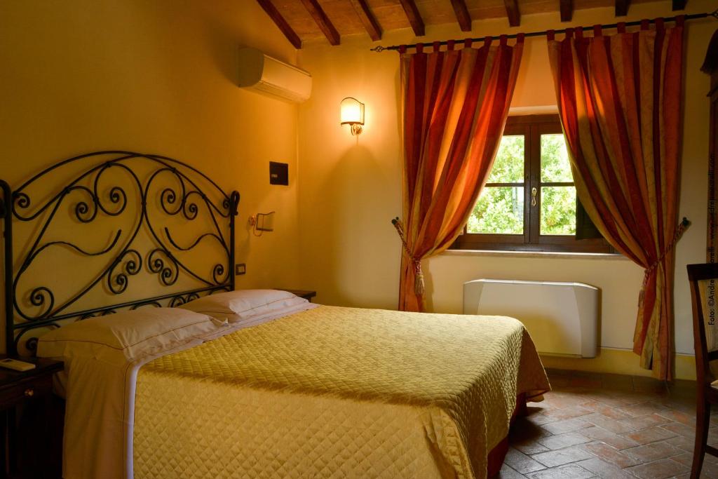Łóżko lub łóżka w pokoju w obiekcie Hotel Saturno Fonte Pura