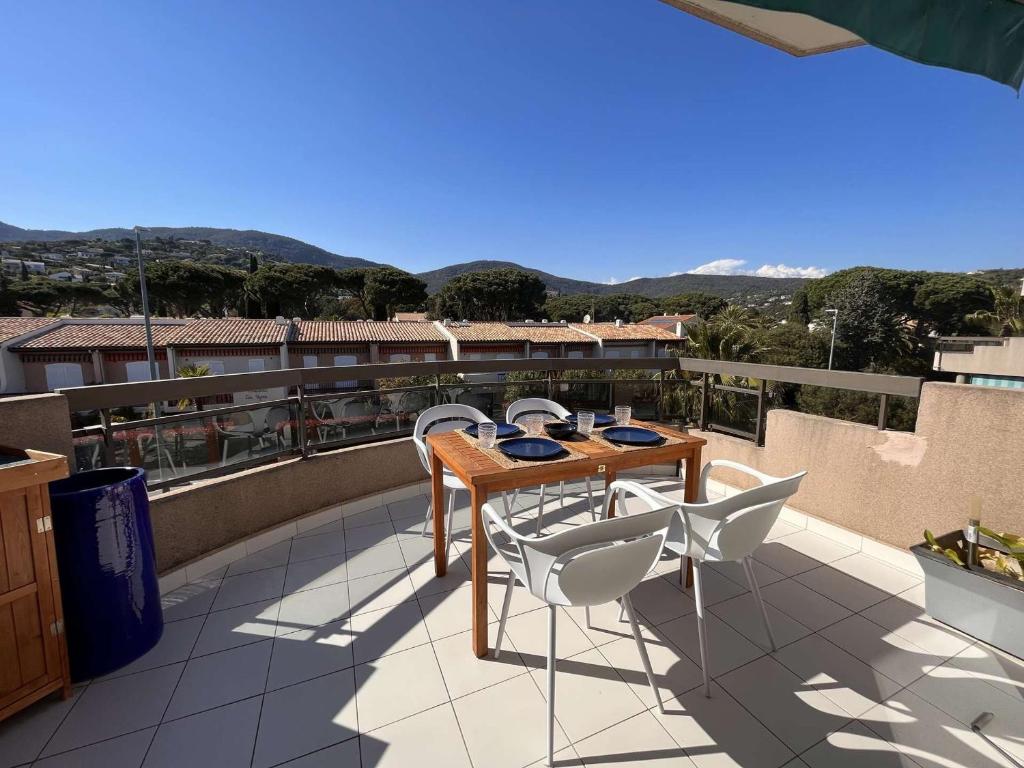 a table and chairs on a balcony with a view at Appartement 2 pièces 4 couchages, terrasse, proche plages - FR-1-226B-172 in Cavalaire-sur-Mer