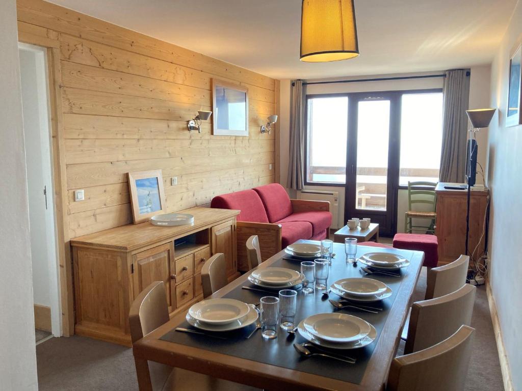 une salle à manger avec une table, des chaises et un canapé dans l'établissement Grand appartement 3 chambres à Avoriaz, idéal pour 8 pers - FR-1-634-94, à Morzine