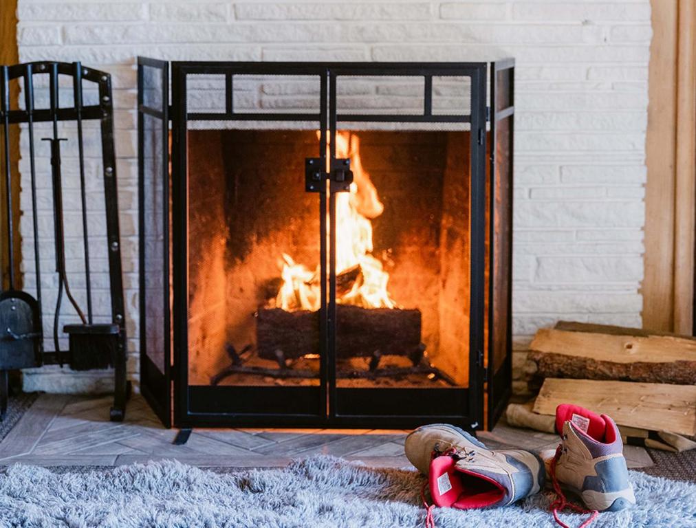 Grand Pine Cabins - Deluxe Family Fireplace Suite