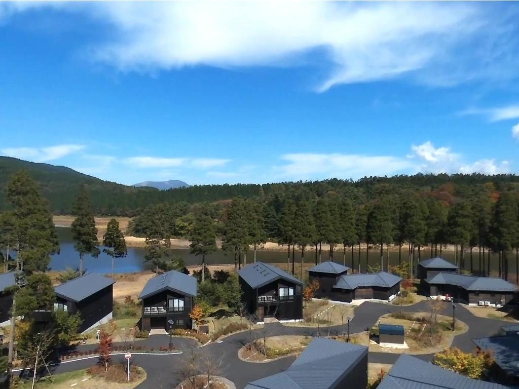 una vista aérea de un complejo con un lago y árboles en Yamashitako Lodge, en Yufu