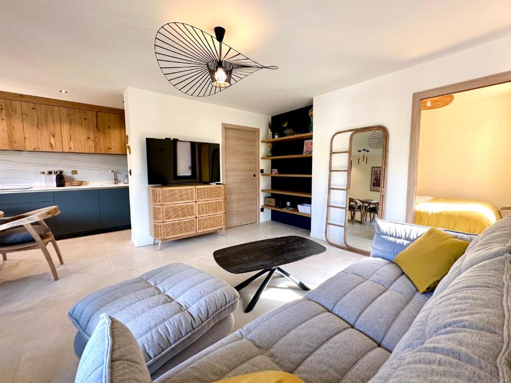 un salon avec un canapé et une table dans l'établissement Centre ville AIX - Terrasse / Ascenseur - Rénové, à Aix-en-Provence