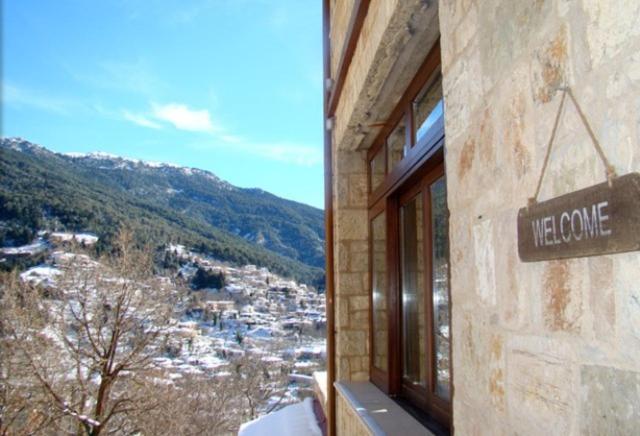 Nespecifikovaný výhled na hory nebo výhled na hory při pohledu z hotelu