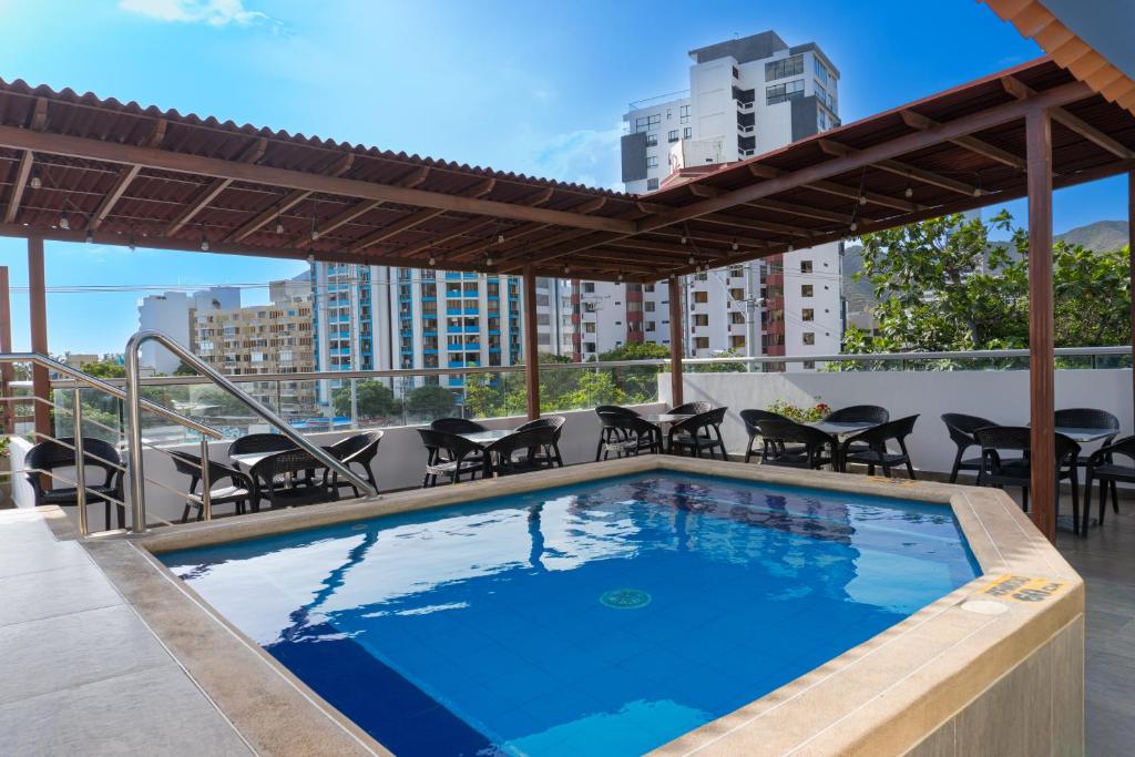 una piscina en la azotea de un edificio en Hotel Zamay Plus, en Santa Marta