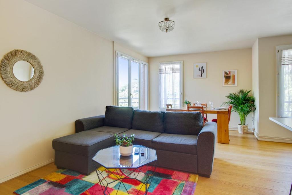 - un salon avec un canapé et une table dans l'établissement Bright one-bedroom in Villeneuve-d'Ascq - Welkeys, à Villeneuve d'Ascq