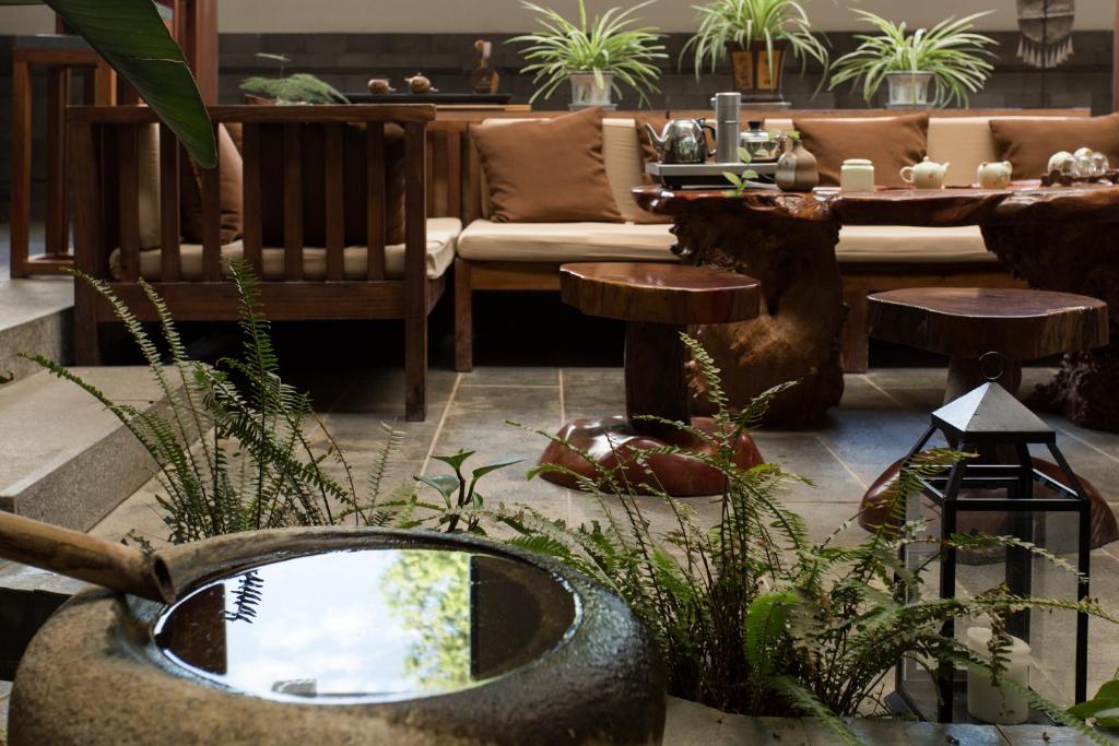 Posezení v ubytování Dali Yanyuan Erhai Retreat