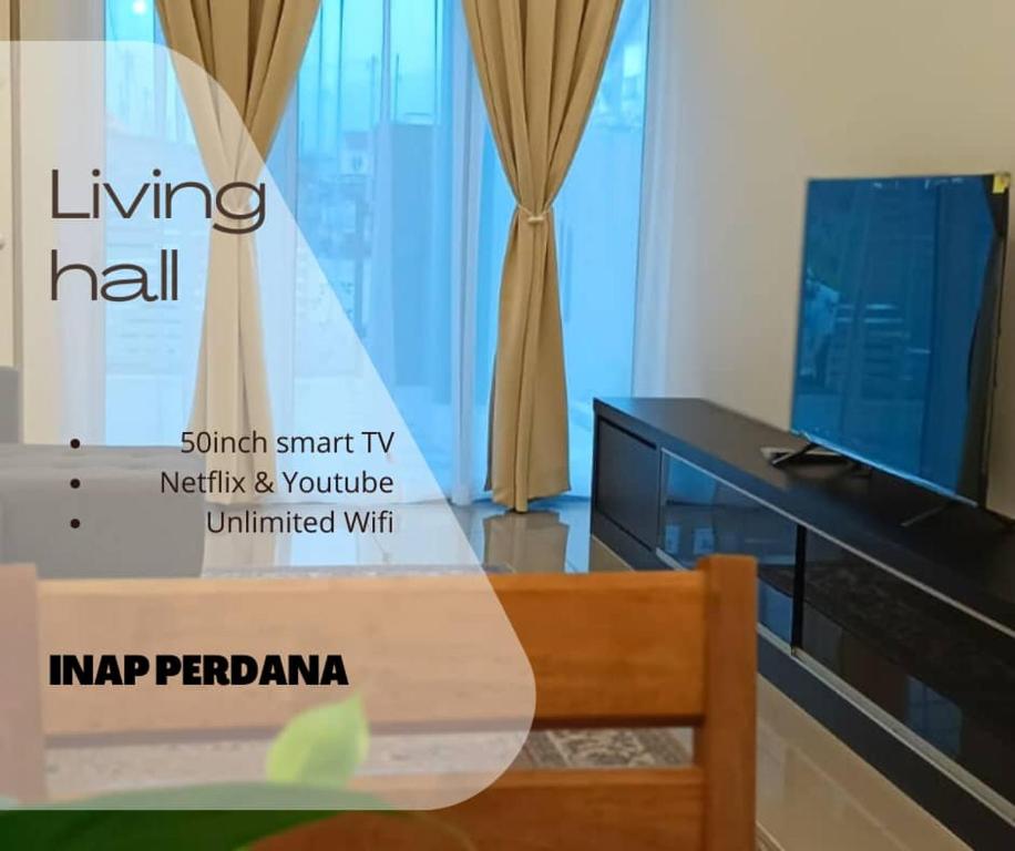 宋溪的住宿－Inap Perdana Sungkai, Perak，客厅配有书桌和电视。