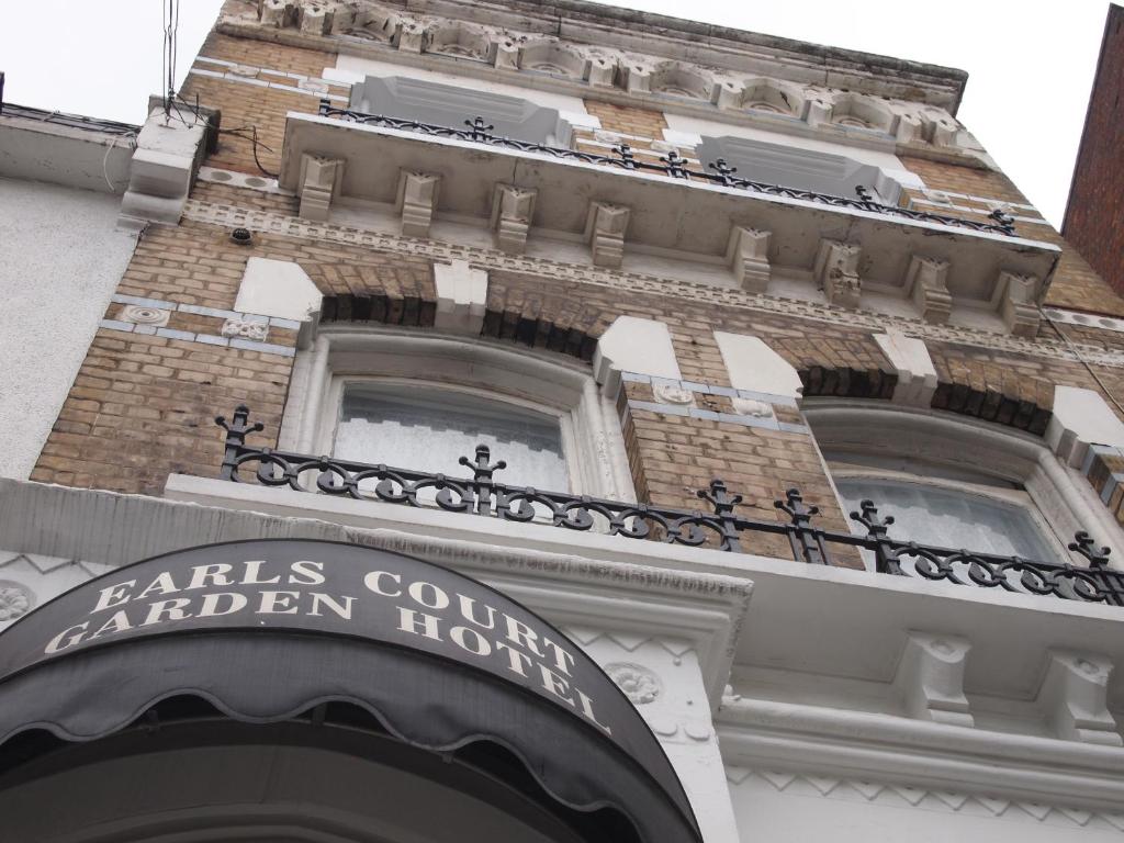 ロンドンにあるアールズ コート ガーデン ホテルのホールカントリーガーデンホテルを読む看板のある建物
