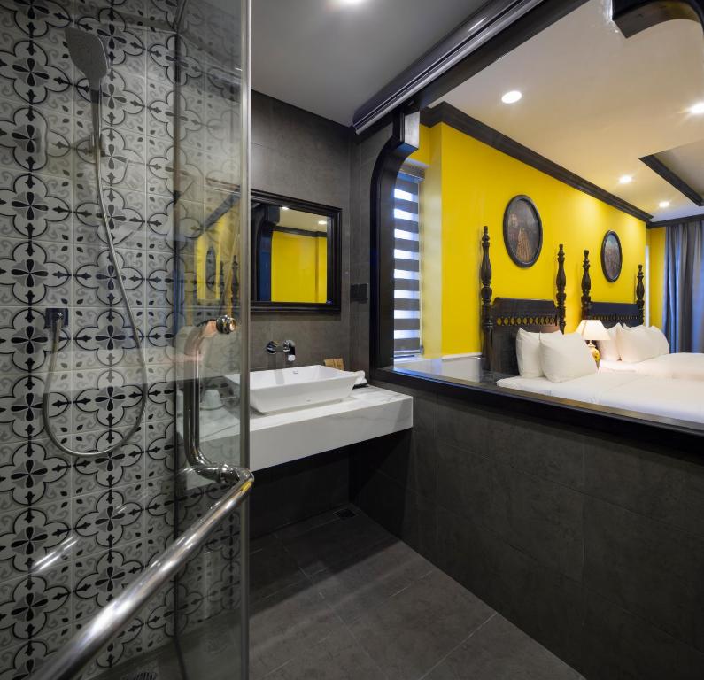 Giường trong phòng chung tại Charming beauty hotel