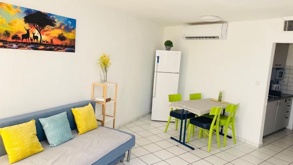 een woonkamer met een bank en een tafel bij Lev Eilat 2 bedrooms in Eilat