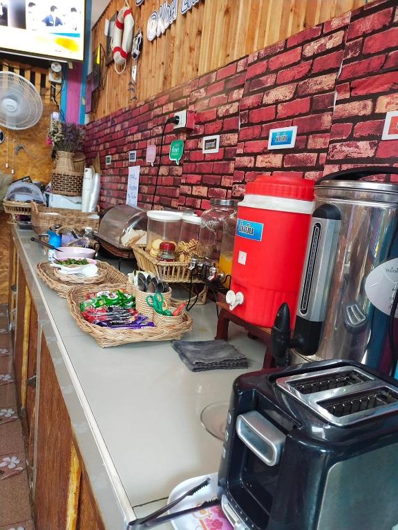 Kuchyň nebo kuchyňský kout v ubytování บ้านเนวี่ เกาะล้าน