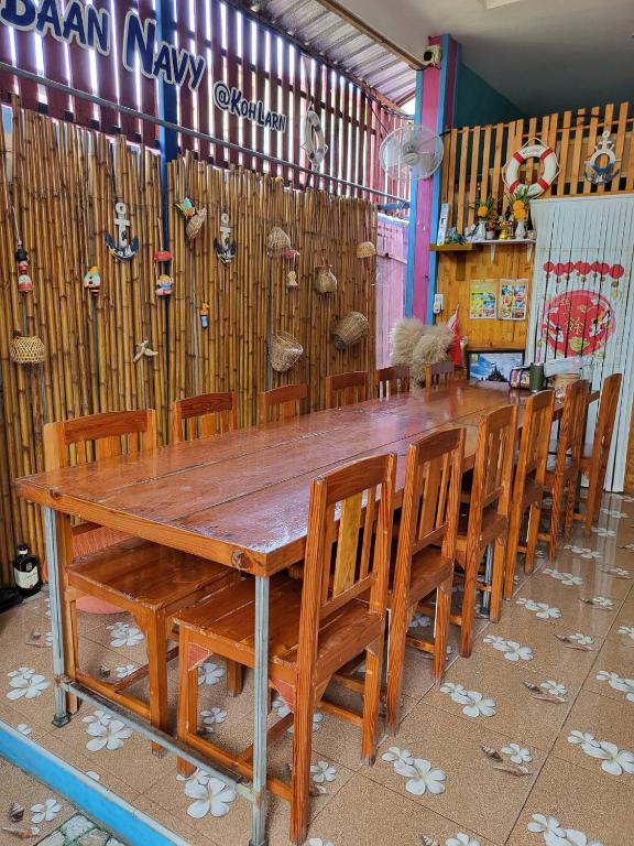 Restaurace v ubytování บ้านเนวี่ เกาะล้าน
