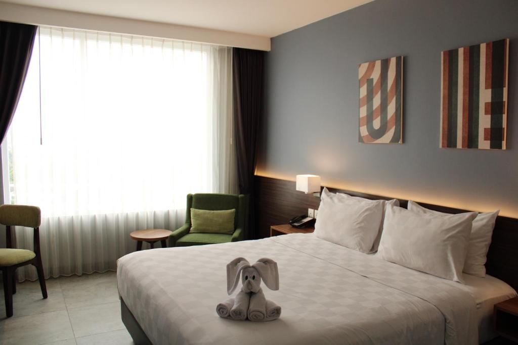 Postel nebo postele na pokoji v ubytování Swiss-Belinn Bogor