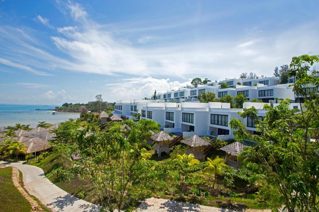 Montigo Resort Nongsa في نونغْسا: اطلالة جوية على فندق مع المحيط في الخلفية