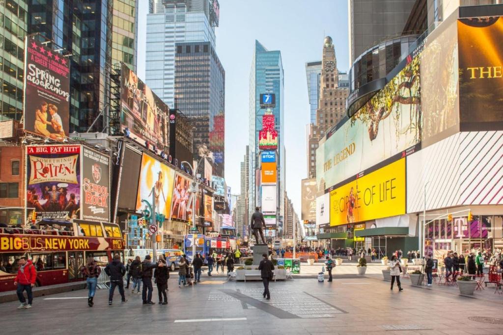 une rue urbaine animée avec des gens qui marchent dans la rue dans l'établissement Studio close to Times Square, à New York