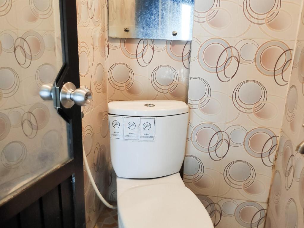 Koupelna v ubytování RedDoorz Syariah near Terminal Terpadu Langsa