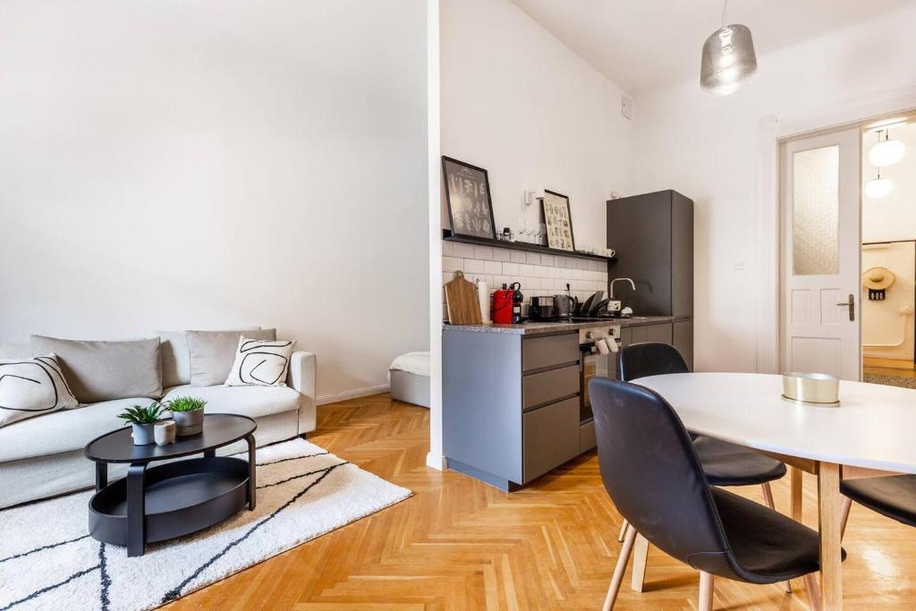 un soggiorno con divano bianco e tavolo di TAS Apartments - Cosy apartments on Vas street a Budapest