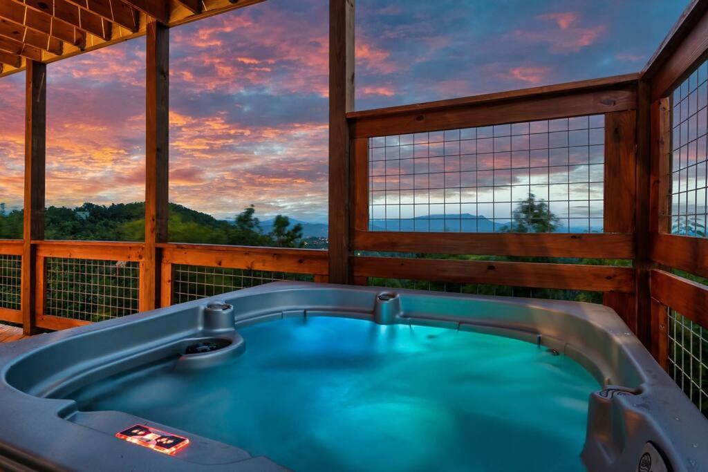 Bazén v ubytování New Luxury Cabin with Stunning MountainVIEWS,HotTub, FirePit, FirePlace,2 KingBeds, 2 CoveredDecks,BBqGrill, ShuffleBoard and Pool Access nebo v jeho okolí