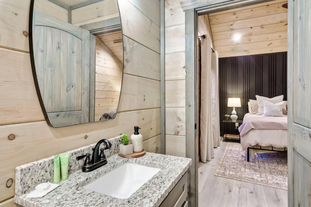 Postel nebo postele na pokoji v ubytování New Luxury Cabin with Stunning MountainVIEWS,HotTub, FirePit, FirePlace,2 KingBeds, 2 CoveredDecks,BBqGrill, ShuffleBoard and Pool Access