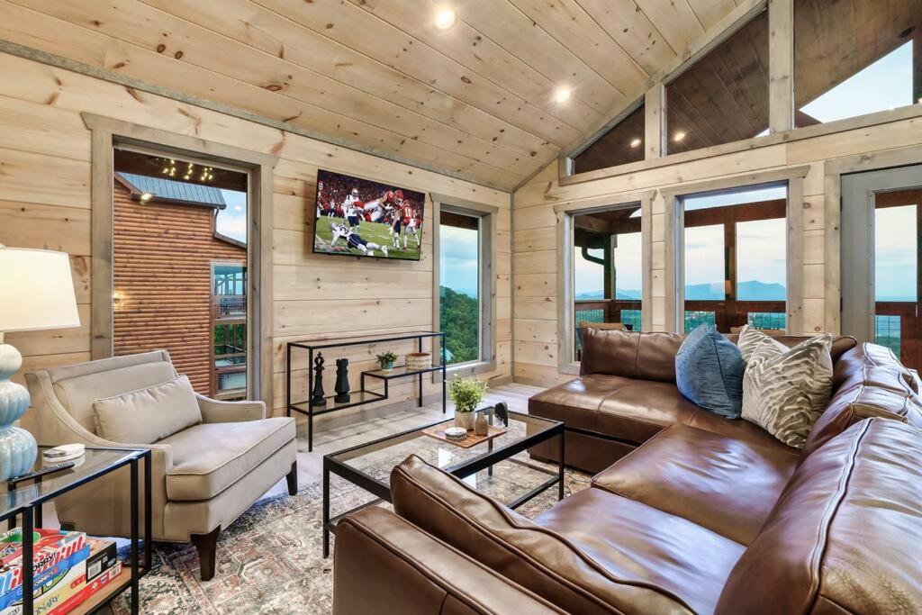 Posezení v ubytování New Luxury Cabin with Stunning MountainVIEWS,HotTub, FirePit, FirePlace,2 KingBeds, 2 CoveredDecks,BBqGrill, ShuffleBoard and Pool Access