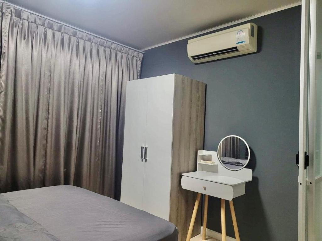 1 dormitorio con 1 cama, lavamanos y aire acondicionado en Dcondo Kathu-Patong A Building, en Kathu