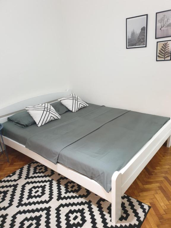 Postel nebo postele na pokoji v ubytování Apartman Park Jagodina-studio u centru grada FREE parking