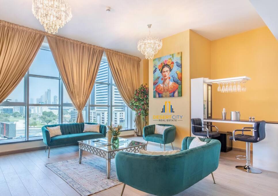 - un salon avec des chaises bleues et une table dans l'établissement Two Bedroom Apartment in Dubai Marina Hosted by Desert City Stays, à Dubaï