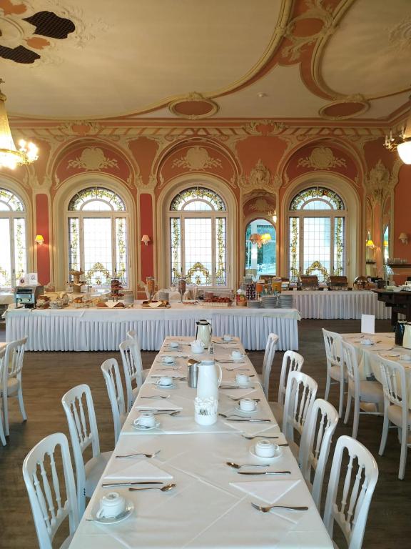 Restaurace v ubytování Hotel Eden Palace au Lac