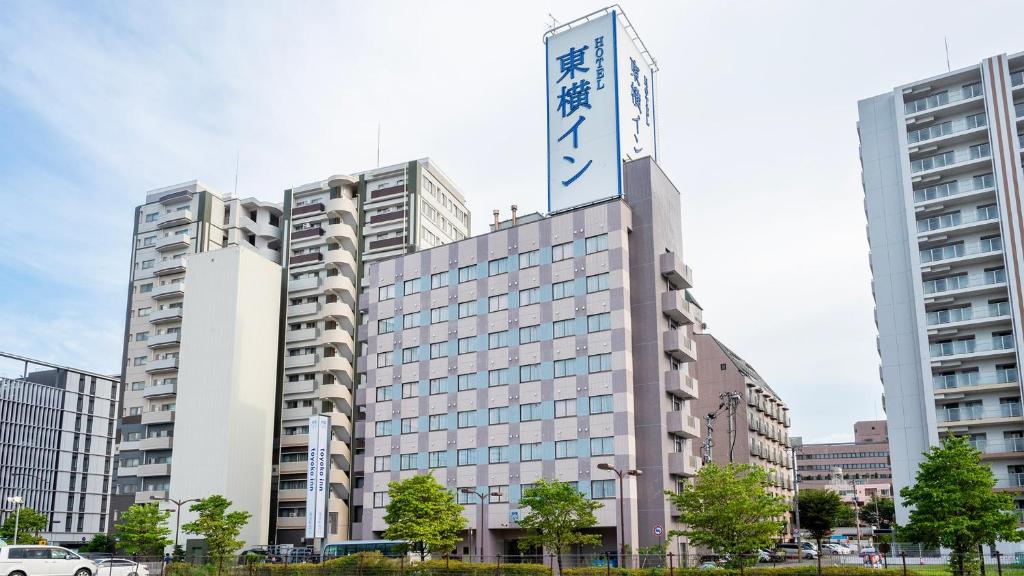 Un bâtiment avec un panneau en haut dans l'établissement Toyoko Inn Fukushima eki Nishi guchi, à Fukushima