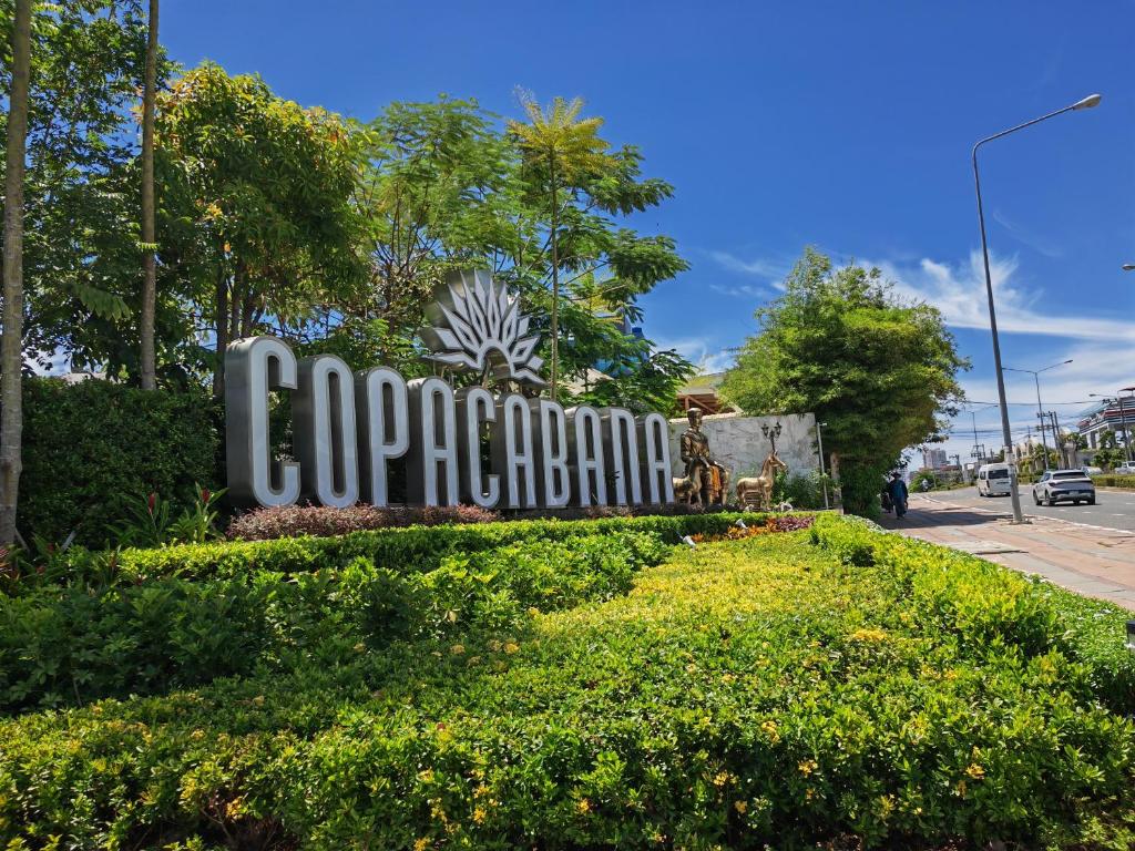 Gallery image of Copacabana五星级豪华海景公寓#芭提雅最高无边泳池#蜜月必选 in Na Jomtien