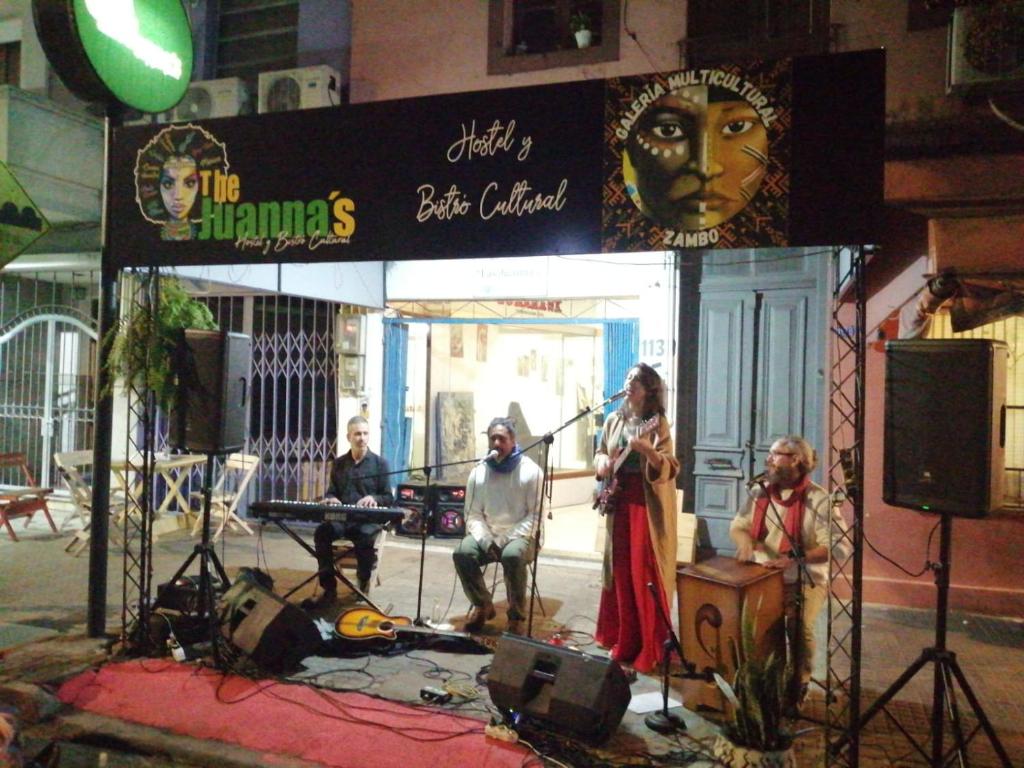 um grupo de pessoas em pé em um palco em The juannas hostal y bistro cultural em Rivera