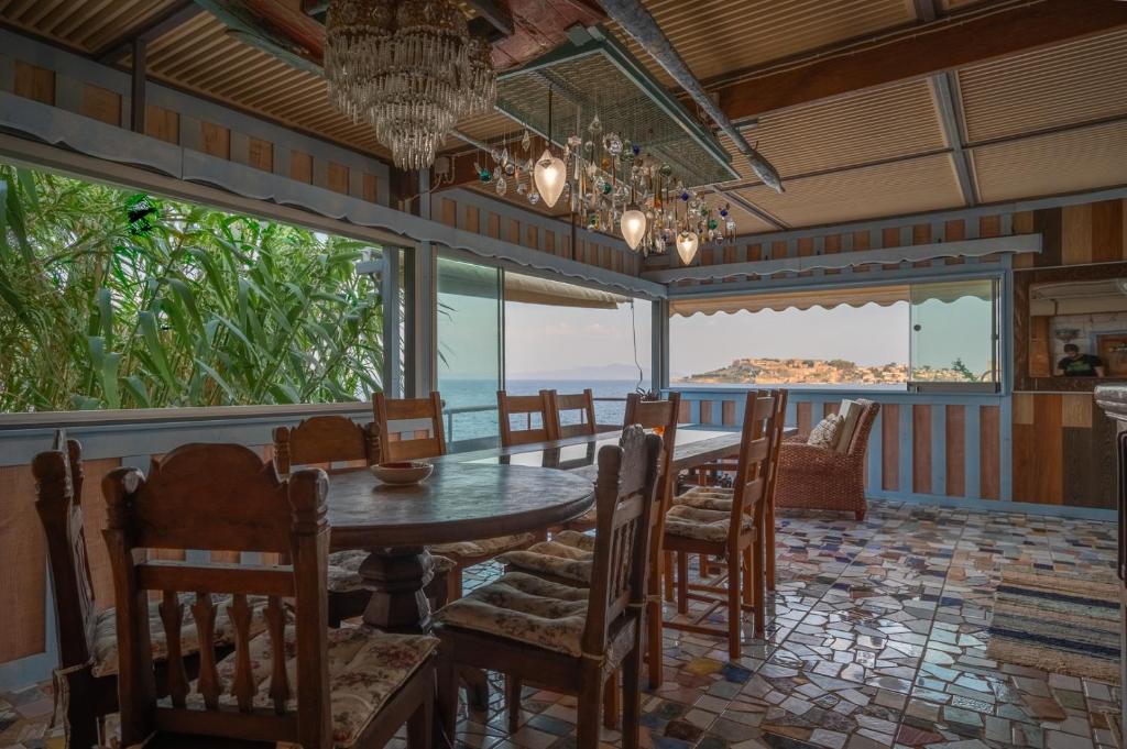 ein Esszimmer mit einem Tisch und Stühlen in der Unterkunft Container Luxury House in Mytilini