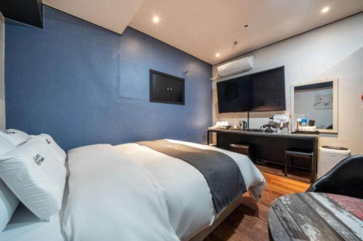 Kuchyň nebo kuchyňský kout v ubytování You&Me Hotel