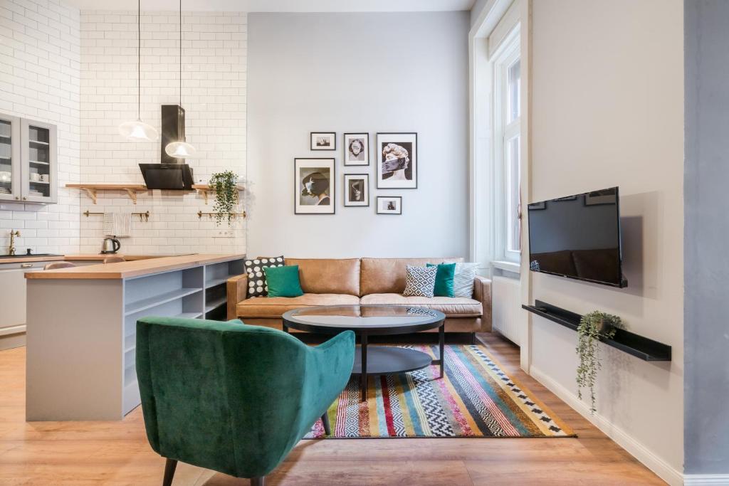 un soggiorno con tavolo e divano di A32 Boutique Apartments, Best Location By BQA a Budapest
