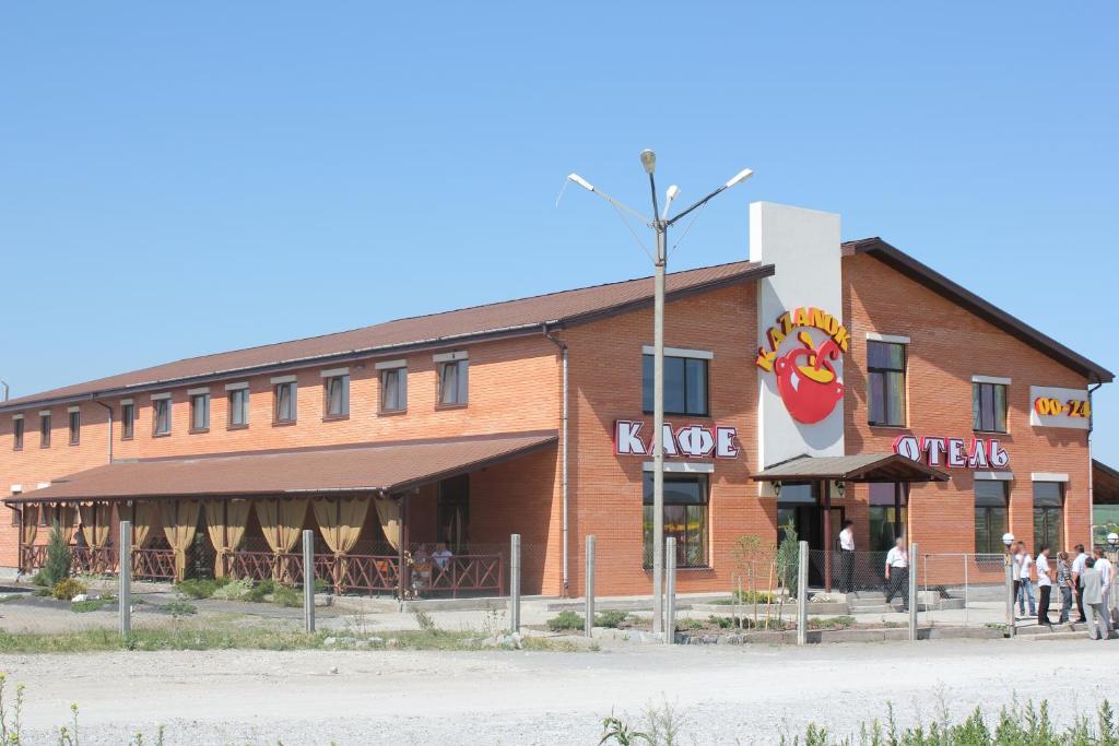 un edificio con gente parada fuera de él en Kazanok en Svitlogirske