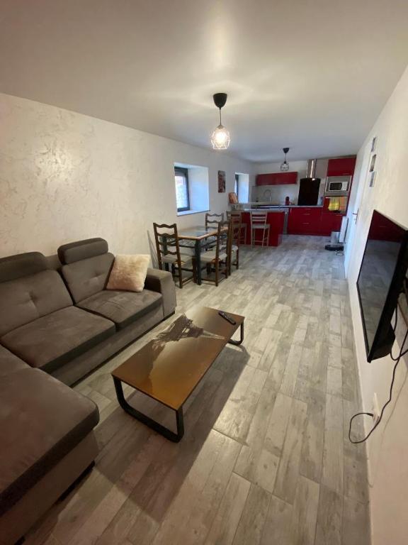 un salon avec un canapé et une table basse dans l'établissement appartement de charme proche de Moissac, à Labastide-du-Temple