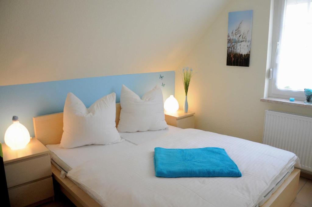 Postel nebo postele na pokoji v ubytování Ferienwohnungen Appartements - Ferienhaus Müritzcharme