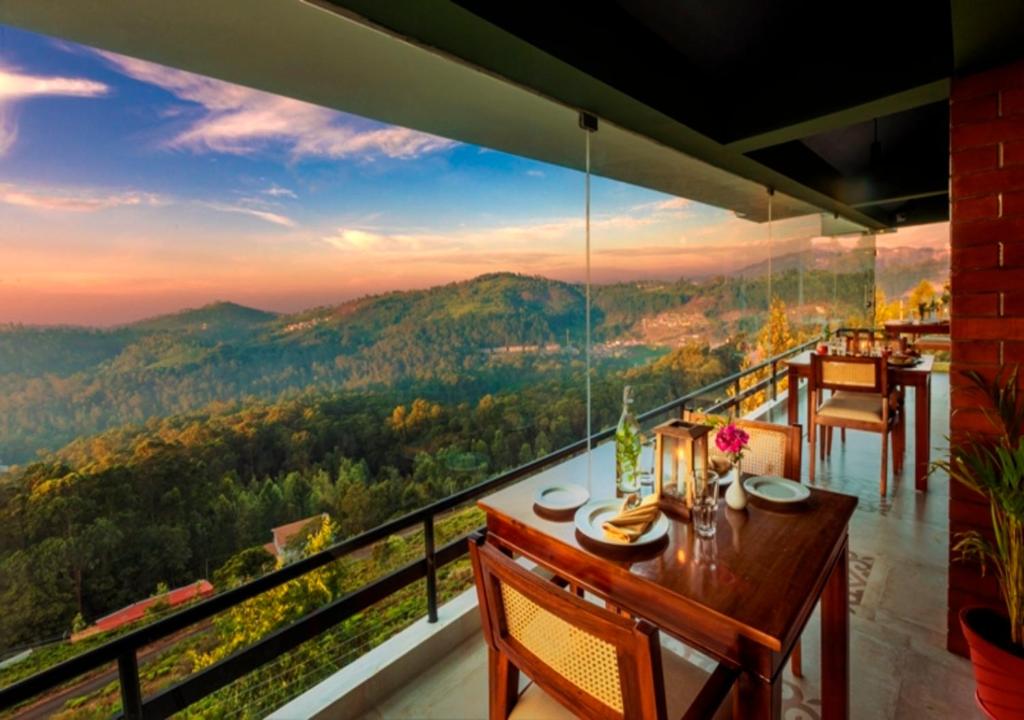 une salle à manger avec vue sur les montagnes dans l'établissement Sleeping Beauty by Nature Resorts, à Coonoor