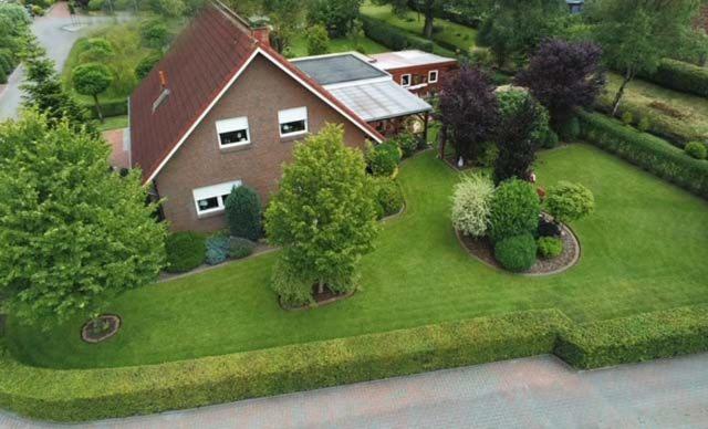an aerial view of a house with a yard at Ferienhaus Nikki 35528 in Uplengen