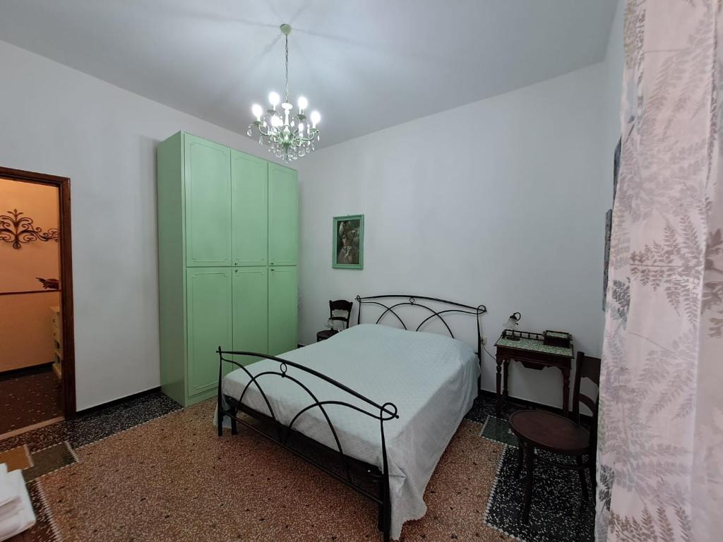 ein Schlafzimmer mit einem Bett und einem grünen Schrank in der Unterkunft DA GINA in Chiavari