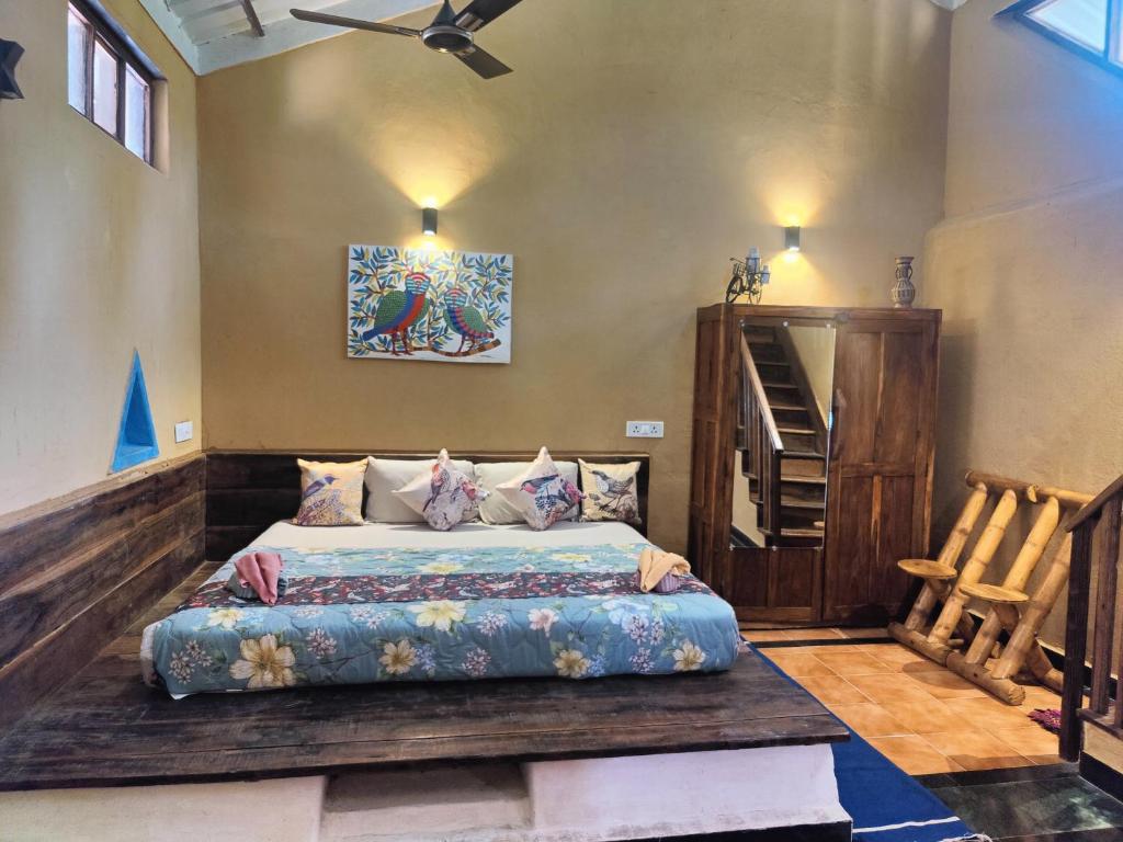 ein Schlafzimmer mit einem Bett in einem Zimmer in der Unterkunft Surwahi Social Ecoestate Kanha in Kanha
