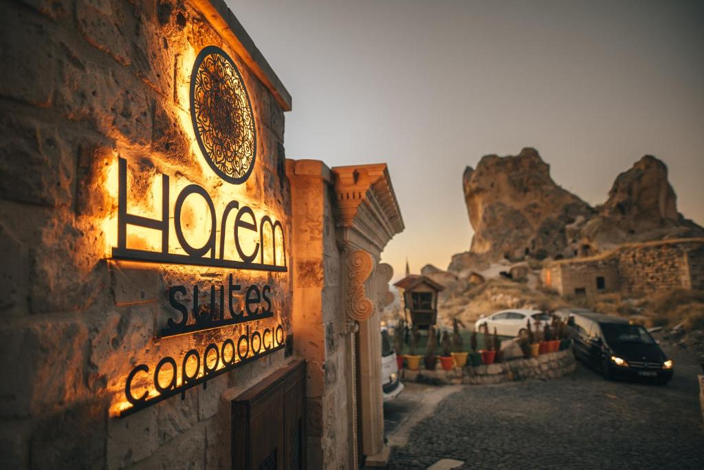 烏奇薩爾的住宿－Harem Suites Cappadocia，建筑的侧面有标志