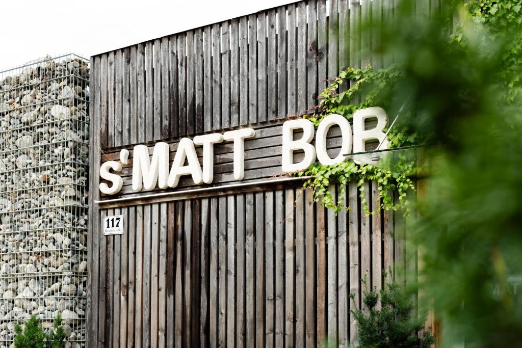 Um certificado, prémio, placa ou documento mostrado em S'Matt Bob