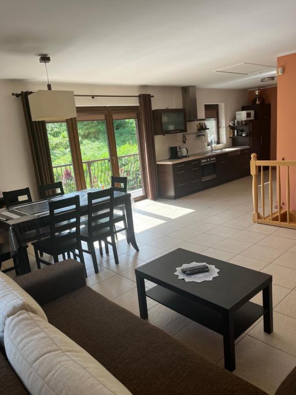 sala de estar con sofá y mesa en Apartament nad Zatoką Pucką, en Władysławowo