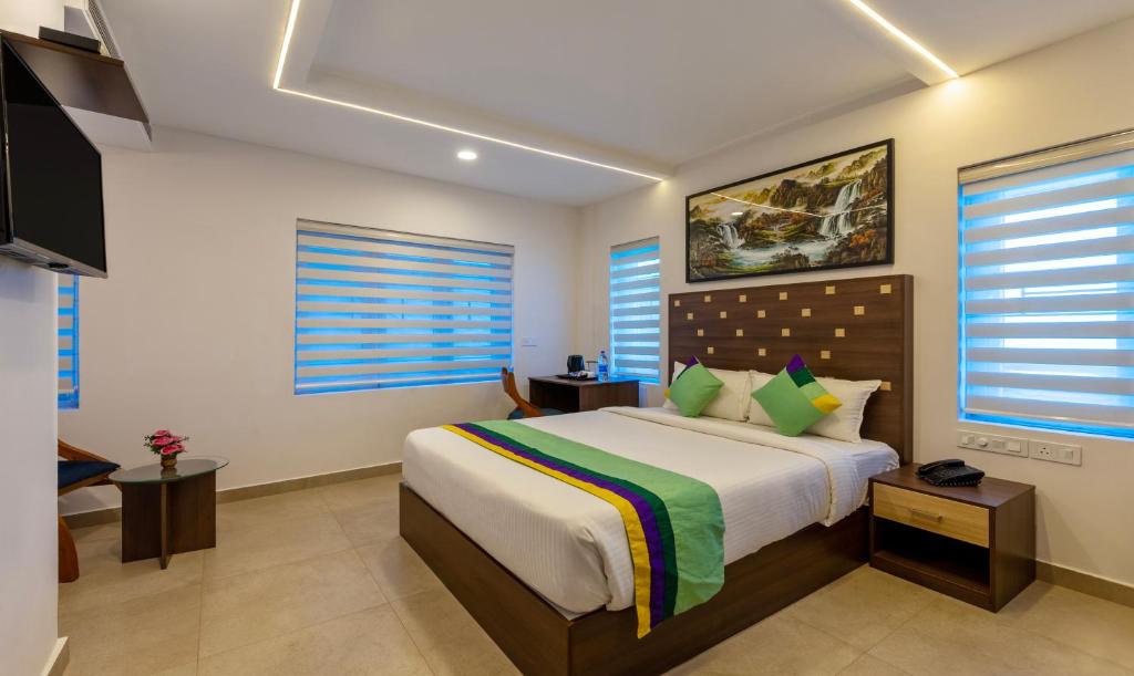 sypialnia z dużym łóżkiem w pokoju w obiekcie Treebo Trend vSaffron Regency - Punnamada Lake w mieście Alappuzha